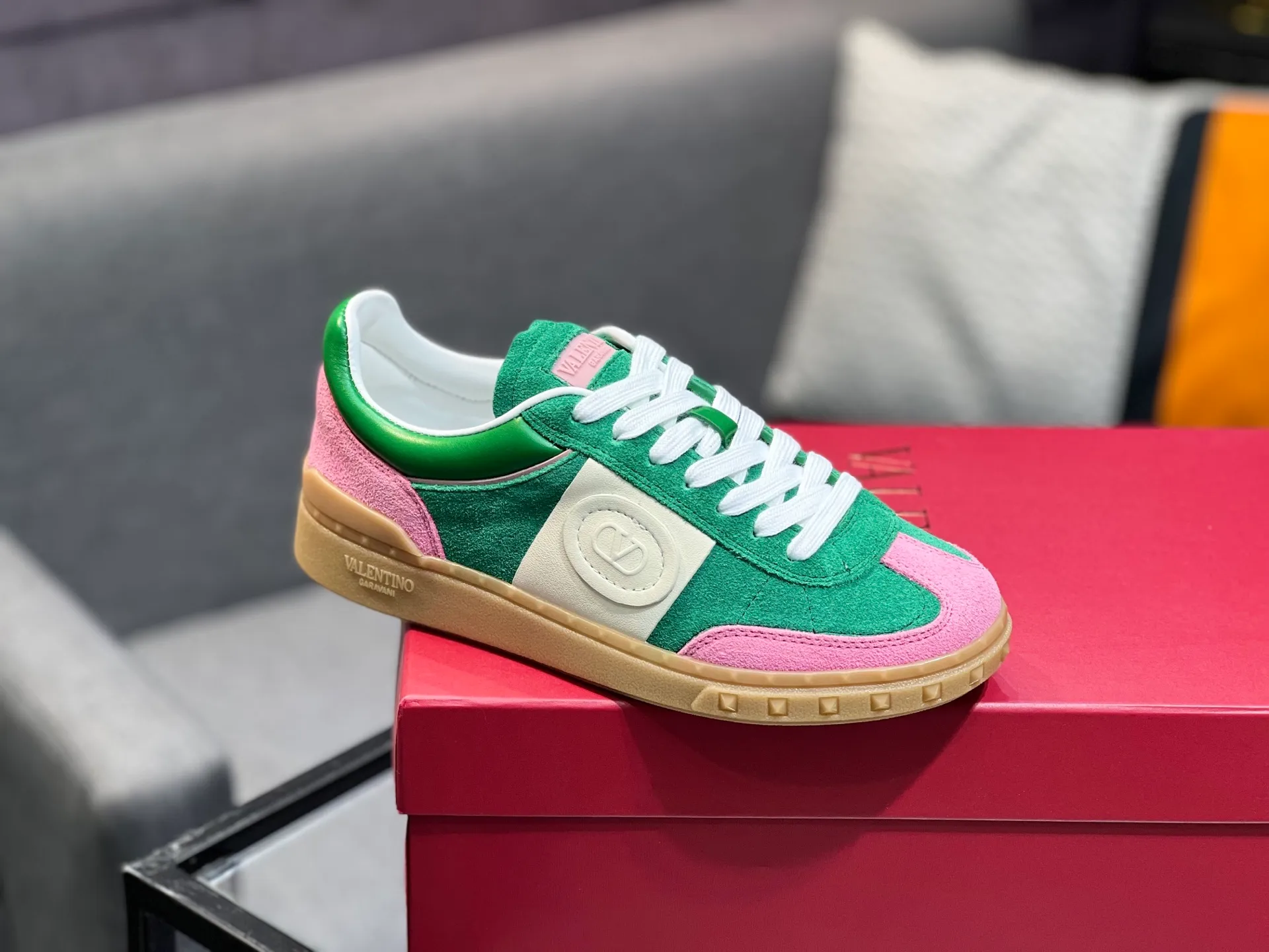 Men's shoes 💰620 👉🌹🌹VALENTINO counter synchronized new low-top casual sports shoes 👍Professional and high-end, perfect replica, first-class quality! 👍All made of original 1:1 materials, exclusive mold opening! 👍High mercerized cowhide fabric 👍TPU outsole, comfortable and wear-resistant, brand injection insole, 👍Full set of high-end counter packaging 👍All details are customized with 1:1 mold, striving for perfection! 👍Couple style female 35-41, male 38-46 (female 41, male 45 46 customized)